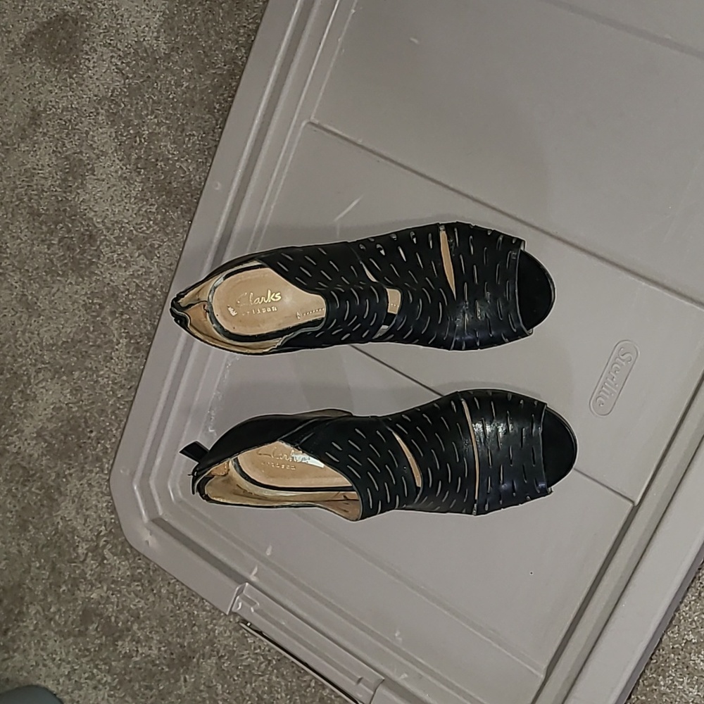 Heels black good condition sz 9 Clarke's  3.5 heel back zipper